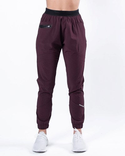 Alphalete Woven 4-Way Stretch 28" Pant Bordeaux | DJ7154236