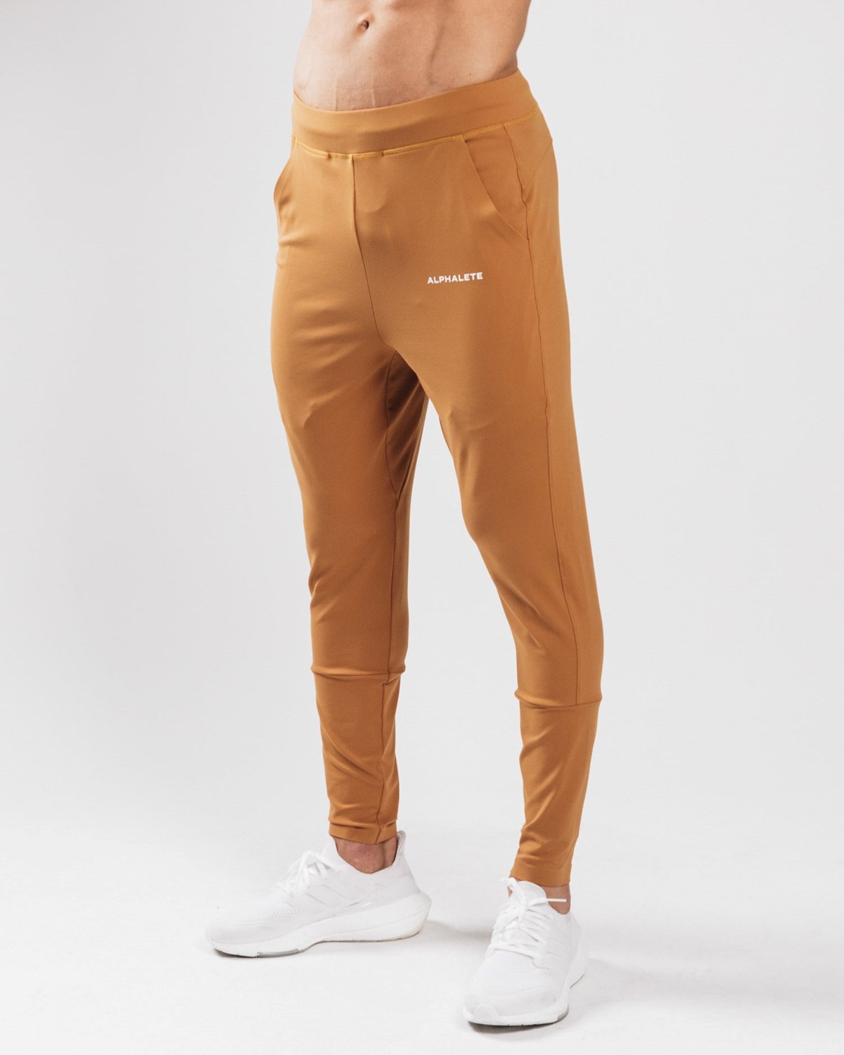 Alphalete 4-Way Stretch Jogger Camel | IY3751029