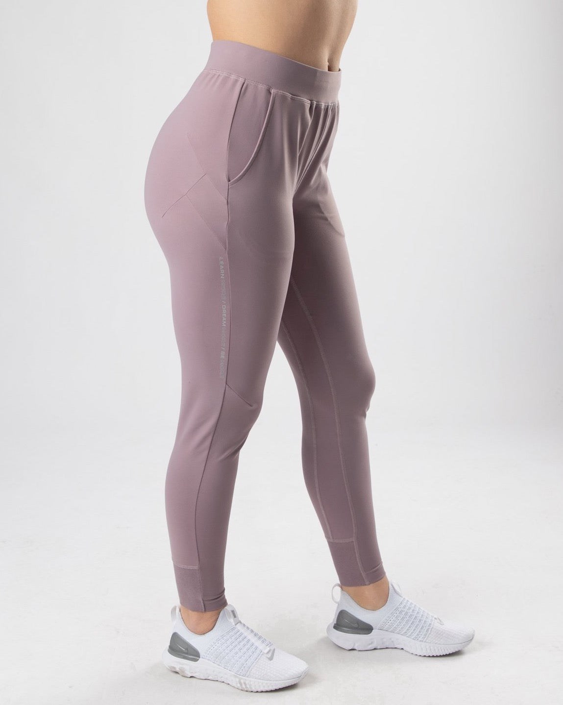 Alphalete 4-Way Stretch Jogger Lila | TH0537892