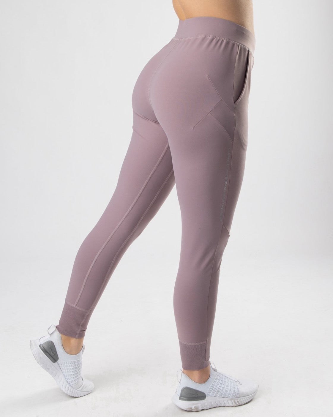 Alphalete 4-Way Stretch Jogger Lila | TH0537892