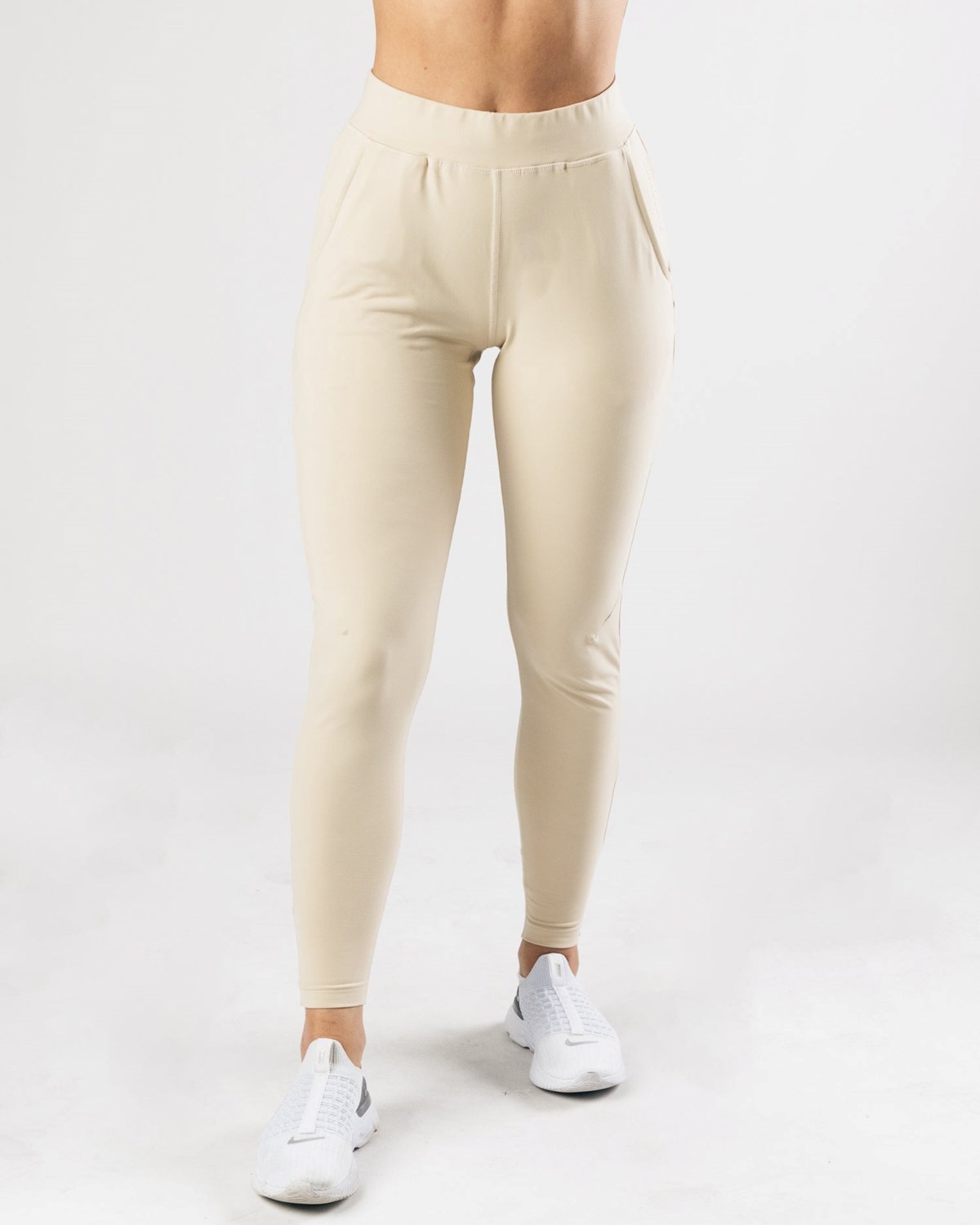 Alphalete 4-Way Stretch Jogger Vanilla | DR8793504