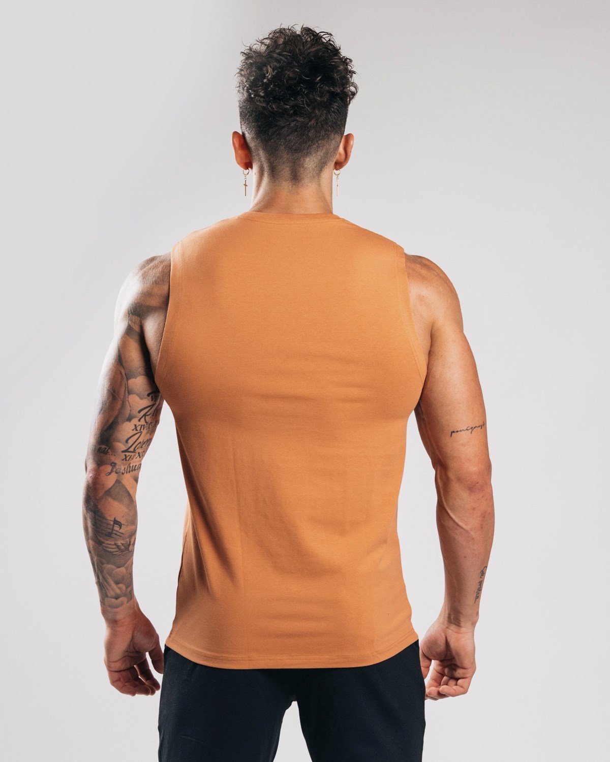 Alphalete Fitted Performance Tank Clay | MK2018467