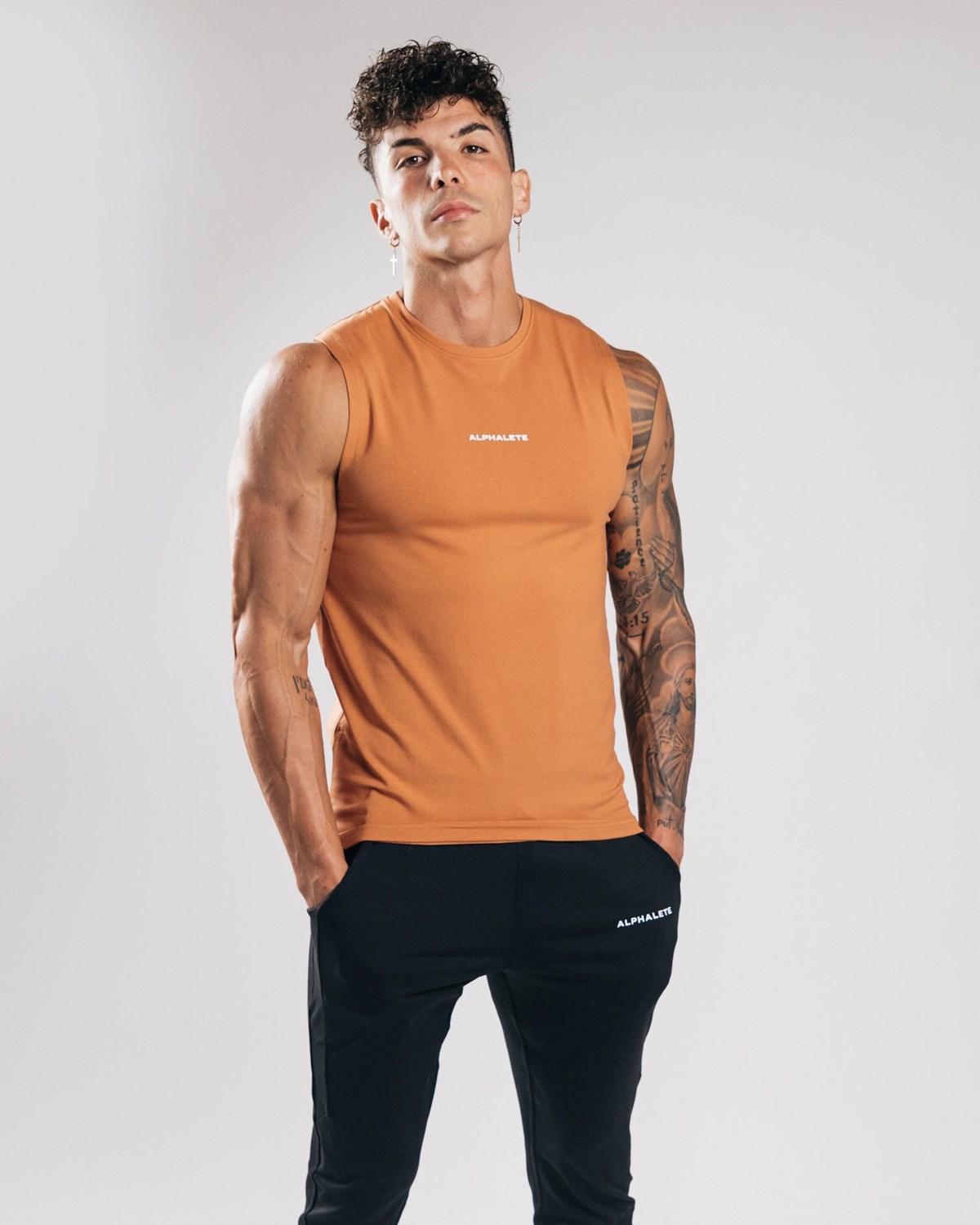 Alphalete Fitted Performance Tank Clay | MK2018467