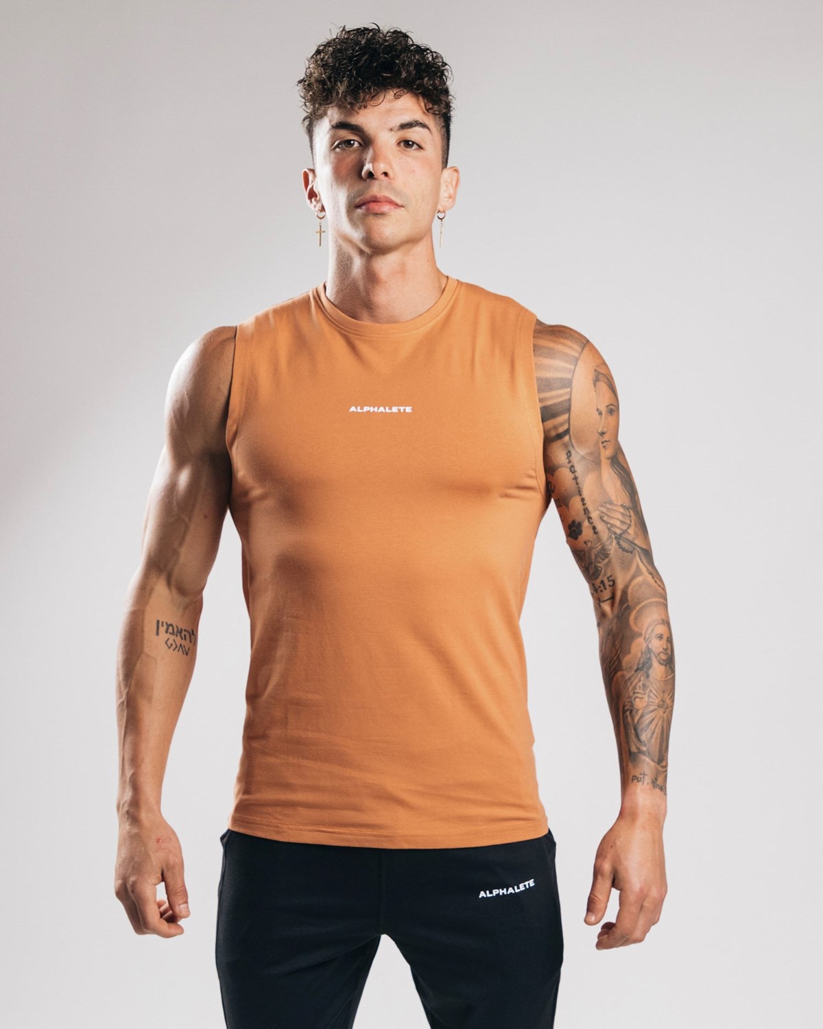 Alphalete Fitted Performance Tank Clay | MK2018467